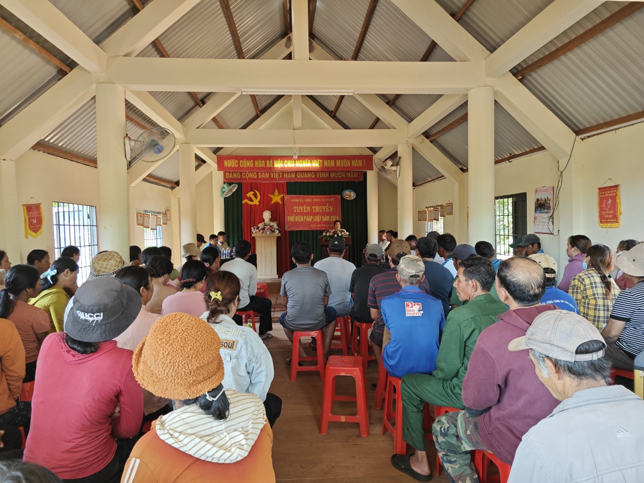 Chính quyền địa phương tổ chức tuyên truyền Pháp luật và đối thoại với nhân dân buôn Sút H'luốt